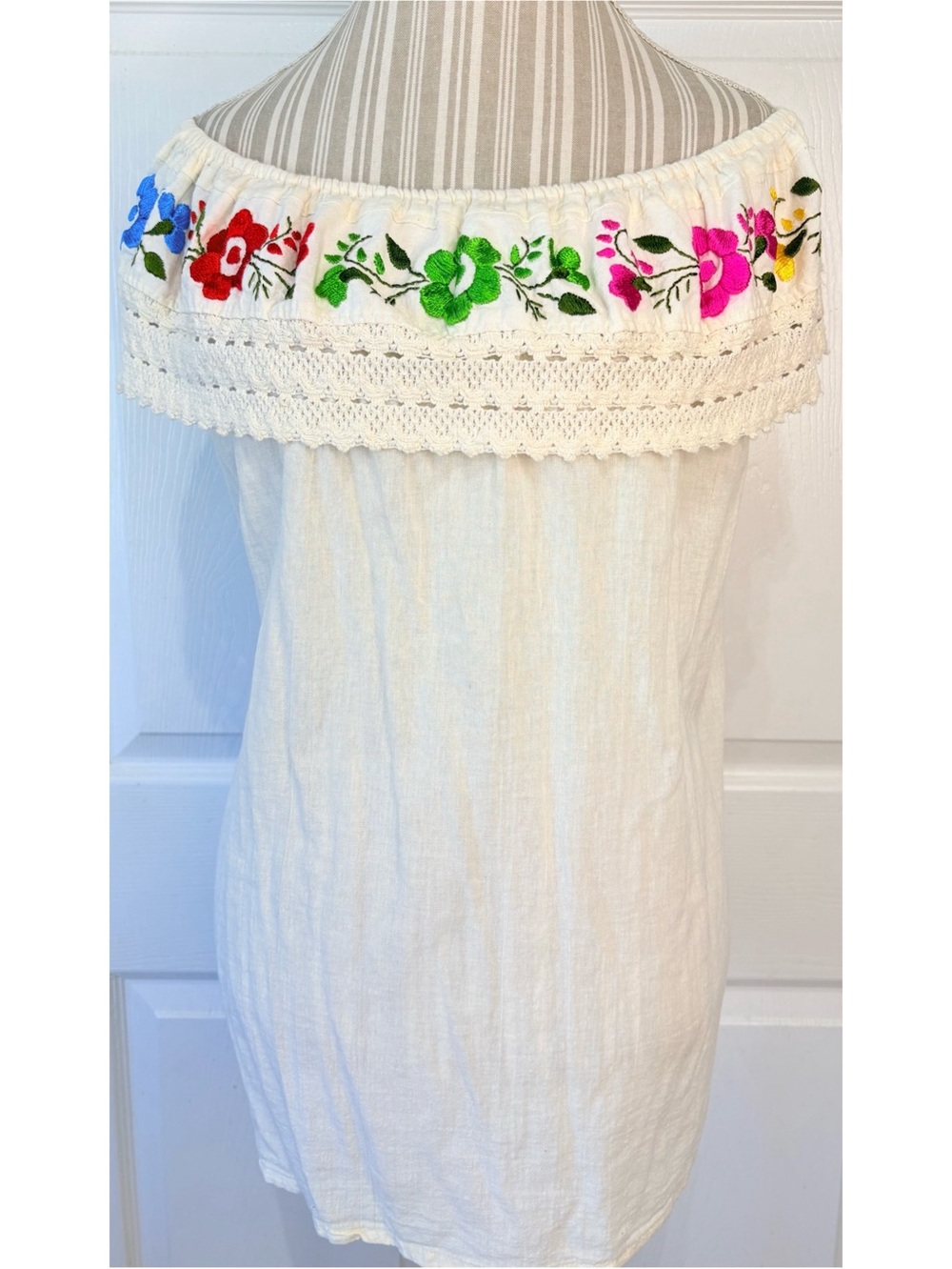 Vintage MEXICANA Embroidered Oaxacan Off the shoulder top, Crochet Trim Large